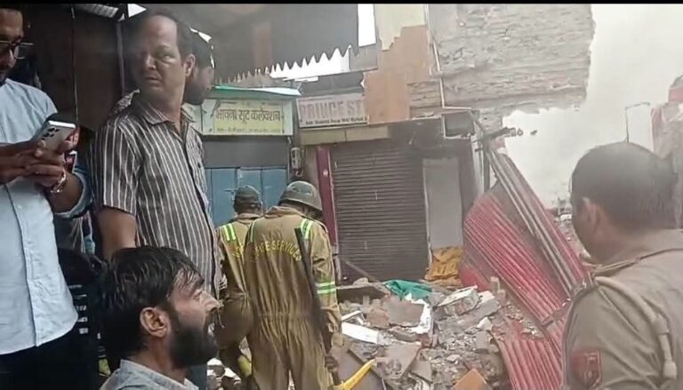 🚨आगरा में बड़ा हादसा: मलबे में दवी मां- बेटी, रेस्क्यू ऑपरेशन जारी🚨