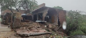 बरसाद के होने से ओर आकाश की बिजली की कड़क से मकान हुआ क्षतिग्रस्त 