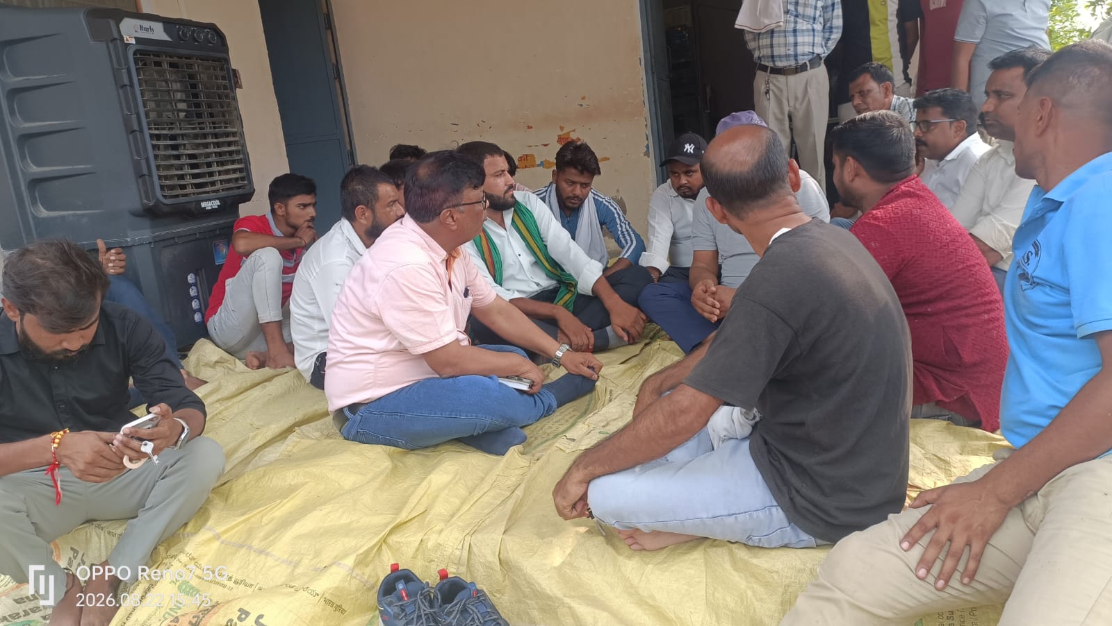 फिरोजाबाद। विकास खंड नारखी के नगला रामकुवर विद्युत सब स्टेशन पर क्षेत्र की विद्युत समस्याओं को लेकर भारतीय किसान यूनियन भानू के युवा जिला उपाध्यक्ष प्रशांत ठाकुर के नेतृत्व में किसानों ने धरना प्रदर्शन किया। किसान सुबह करीब 10 बजे सब