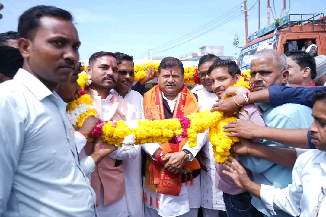 आज फर्रुखाबाद के जमापुर चौराहे पर मा0 भाजपा जिलाध्यक्ष श्री फतेहचंद्र राजपूत जी, मोदी राठौर युवा सेना के राष्ट्रीय अध्यक्ष श्री पंकज राठौर जी,