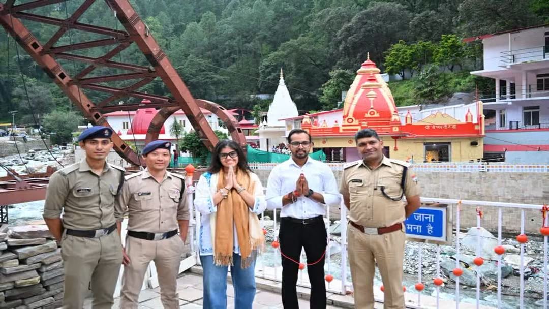 सफलता के झंडे गाड़ रही हनुमान अंश, कैंची धाम पहुंची प्रोड्यूसर…